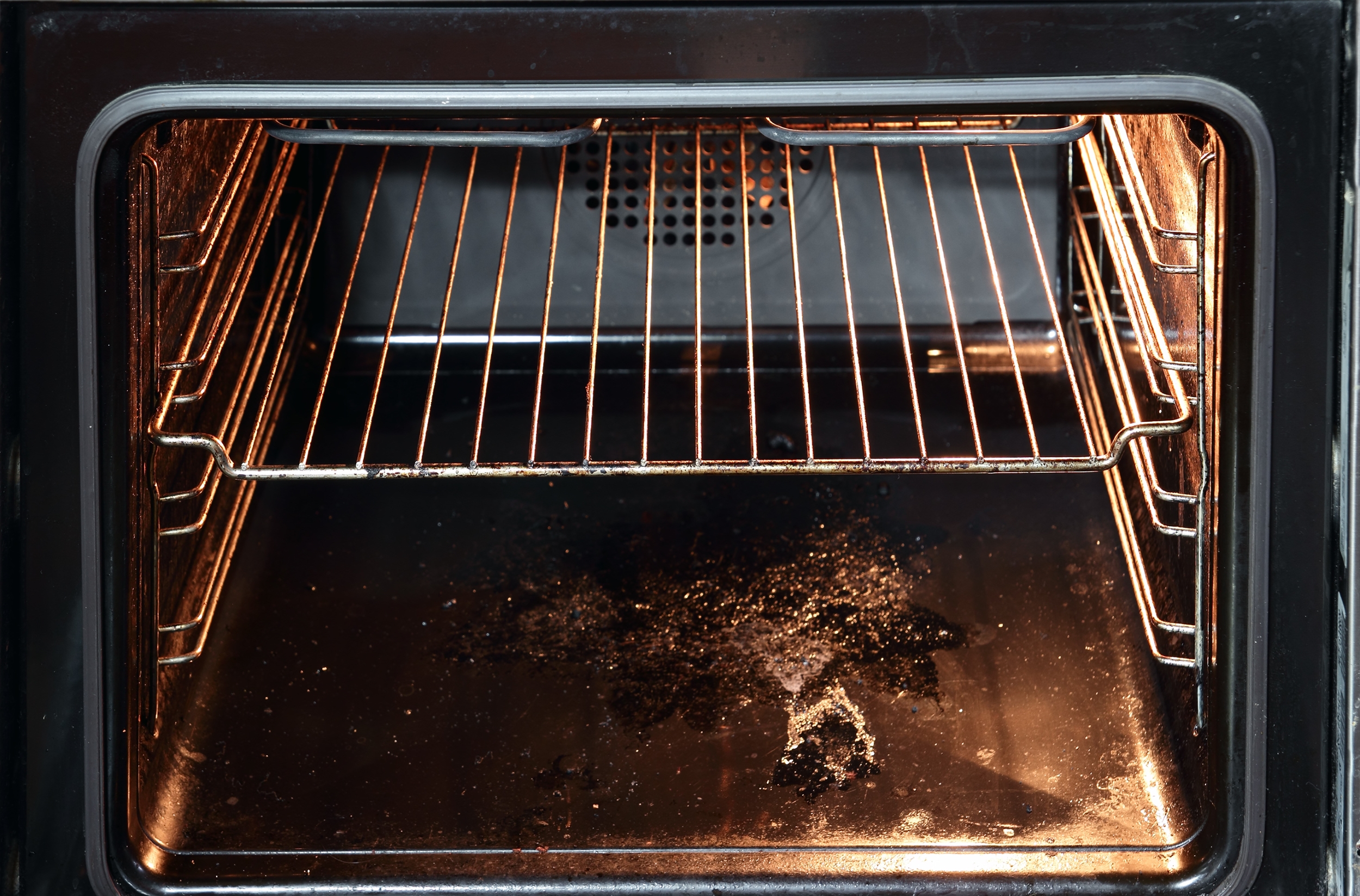 Отмыть духовку эффективно. Духовой шкаф AEG грязный. Грязная духовка. Мытье духовки. Чистая духовка.